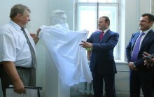 Քաղաքապետ Տարոն Մարգարյանը մասնակցել է կենսաբանական գիտությունների դոկտոր, ակադեմիկոս Արմեն Թախտաջյանի կիսանդրու հանդիսավոր բացմանը