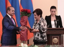 ՀՀ ԱԺ նախագահ Հովիկ Աբրահամյանը պարգեւատրեց ուսուցիչների