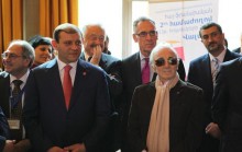 Աշխարհահռչակ շանսոնյեն իր ներկայությամբ պատվել է Հայ-ֆրանսիական ապակենտրոնացված համագործակցության համաժողովի մասնակիցներին
