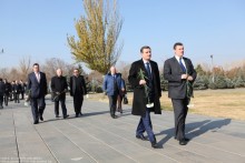 ՌԴ Պետական դումայի պատվիրակությունն այցելեց Ծիծեռնակաբերդի հուշահամալիր