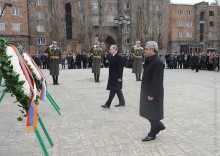 ՆԱԽԱԳԱՀՆԵՐ ՍԵՐԺ ՍԱՐԳՍՅԱՆԸ ԵՎ ՎԼԱԴԻՄԻՐ ՊՈՒՏԻՆԸ ԳՅՈՒՄՐԻՈՒՄ ԾԱՂԿԵՊՍԱԿ ԵՆ ԴՐԵԼ ՍՊԻՏԱԿԻ ԵՐԿՐԱՇԱՐԺԻ ԶՈՀԵՐԻ ՀԻՇԱՏԱԿԻՆ ՆՎԻՐՎԱԾ ՀՈՒՇԱԿՈԹՈՂԻՆ