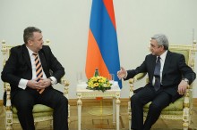 ՆԱԽԱԳԱՀԻՆ ՀԱՎԱՏԱՐՄԱԳՐԵՐՆ Է ՀԱՆՁՆԵԼ ՀԱՅԱՍՏԱՆՈՒՄ ՌՈՒՄԻՆԻԱՅԻ ՆՈՐԱՆՇԱՆԱԿ ԴԵՍՊԱՆԸ