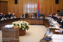 Արդյունաբերական խորհրդի նիստում վարչապետին են ներկայացրել և նվիրել հայկական արտադրության առաջին պլանշետը