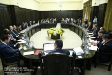 Կառավարությունը քայլեր է ձեռնարկում սիրիահայերին օժանդակելու ուղղությամբ Գործադիրը կարևորում է օտարերկրյա ներդրումները Երևանի պետհամալսարանի շրջանավարտը ուսումը կշարունակի առաջատար բուհում