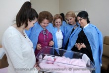 Մայրության տոնի առթիվ առաջին շնորհավորանքները՝ նոր մայրացած կանանց