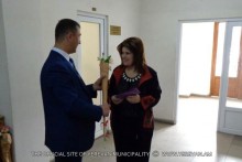 Շնորհավորական բացիկներ և վարդեր՝ քաղաքապետ Տարոն Մարգարյանի անունից