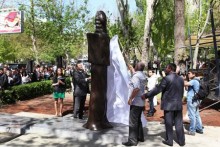 Օղակաձև զբոսայգում հանդիսավորությամբ բացվել է Մշո ճառընտիրը փրկած կանանց հուշարձանը 